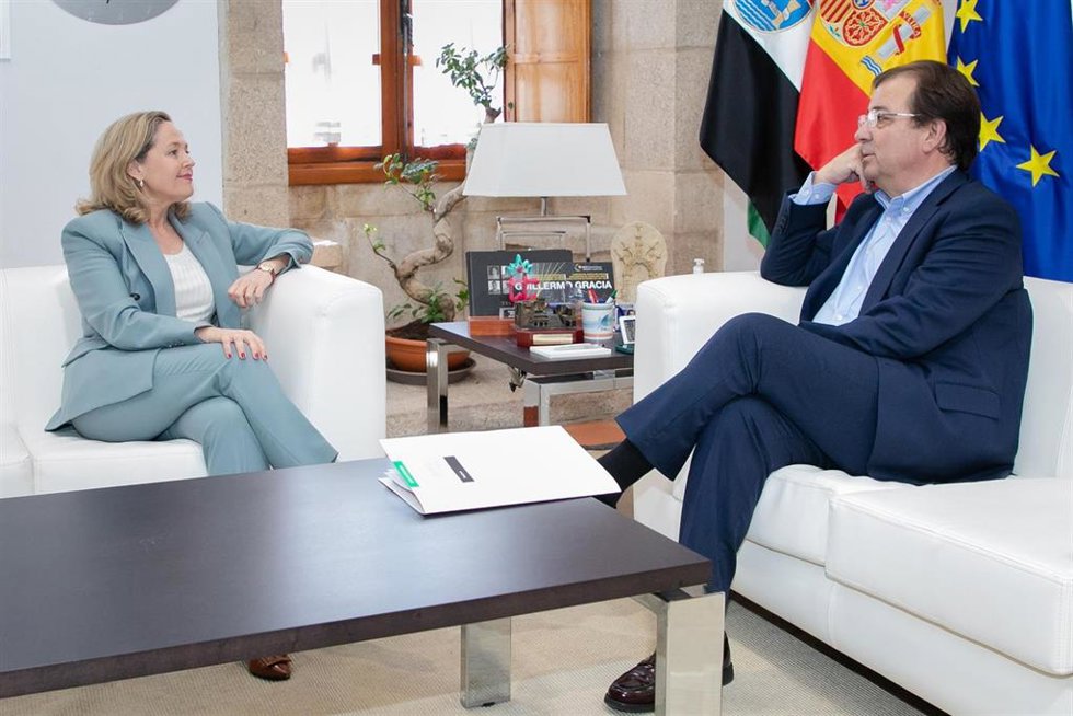 Vara se reúne en Mérida con la vicepresidenta primera y ministra de Asuntos Económicos y Transformación Digital, Nadia Calviño