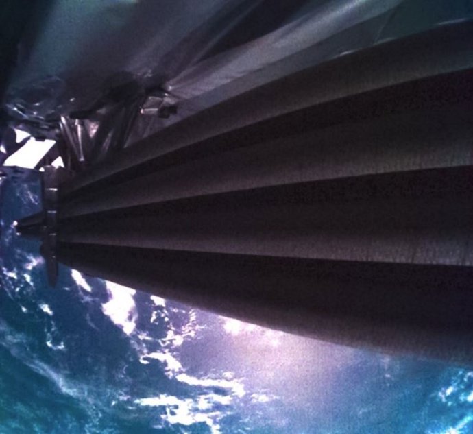 Imagen de la nave JUICE con la Tierra de Fondo