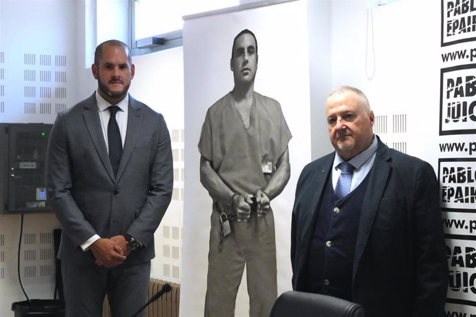 El abogado de Pablo Ibar, Joe Nascimento, junto al portavoz Andrés Krakenberger en San Sebastian