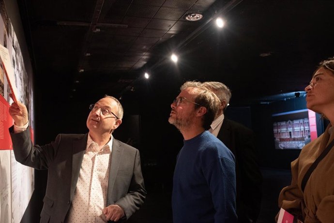 Jesús Cimarro, en la exposición del Festival de Mérida en Buenos Aires.