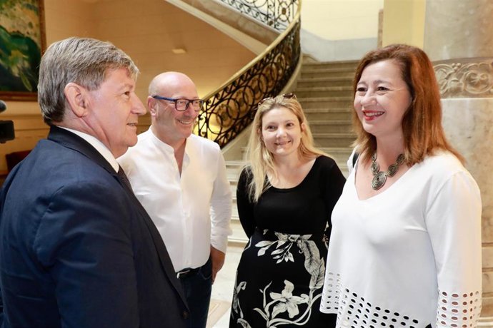 El presidente del Parlament, Vicen Thoms, el secretario general de CCOO Baleares, José Luis García, la secretaria de Participación Institucional y Movimientos Sociales de CCOO, Carmen Vidal, y la presidenta del Govern, Francina Armengol.