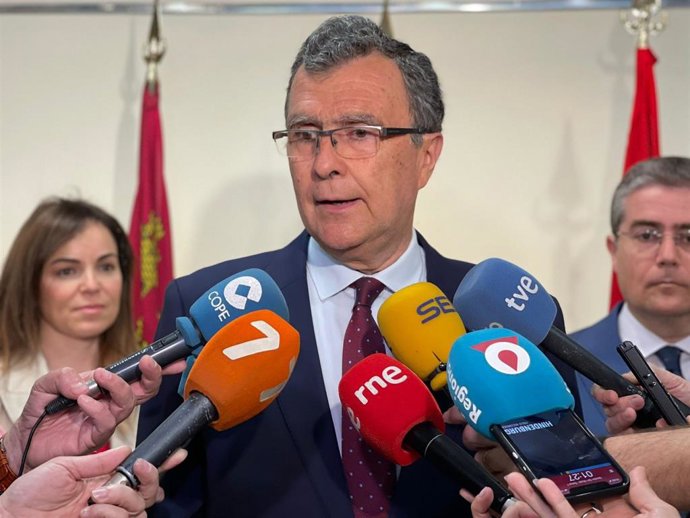 Ballesta atiende a los medios de comunicación