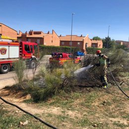 Bombero del Parque de Toledo extinguiendo un fuego provocado en el barrio del Polígono.
