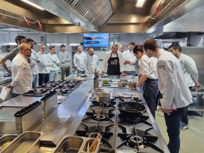 El cocinero Rafa Zafra, del Restaurante Estimar, imparte un taller en la cocina del CCT