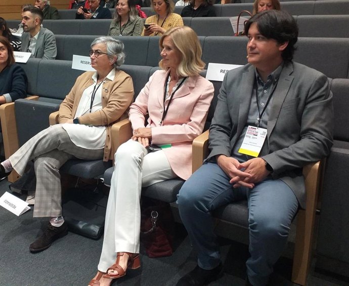 La alcaldesa de Gijón, Ana González (a la izquierda), en el Foro de Innovación de Cotec, en la antigua Escuela de Comercio