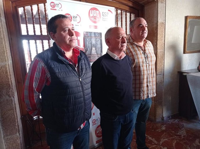 De izquierda a derecha, el secretario provincial de Servicios Públicos de UGT en Zamora, Raúl Castaño; el secretario general de UGT en Castilla y León, Faustino Temprano; y el secretario de Servicios Públicos de UGT en Castilla y León, Tomás Pérez