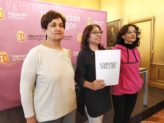 La diputada provincial Raquel Contreras durante la presentación de la jornada Pincessbike en el Camino del Cid, acompañada de las organizadoras de la cita.