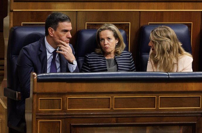 (I-D) El presidente del Gobierno, Pedro Sánchez; la vicepresidenta primera, Nadia Calviño, y la vicepresidenta segunda, Yolanda Díaz, durante la última moción de censura, en el Congreso de los Diputados, a 22 de marzo de 2023, en Madrid (España).