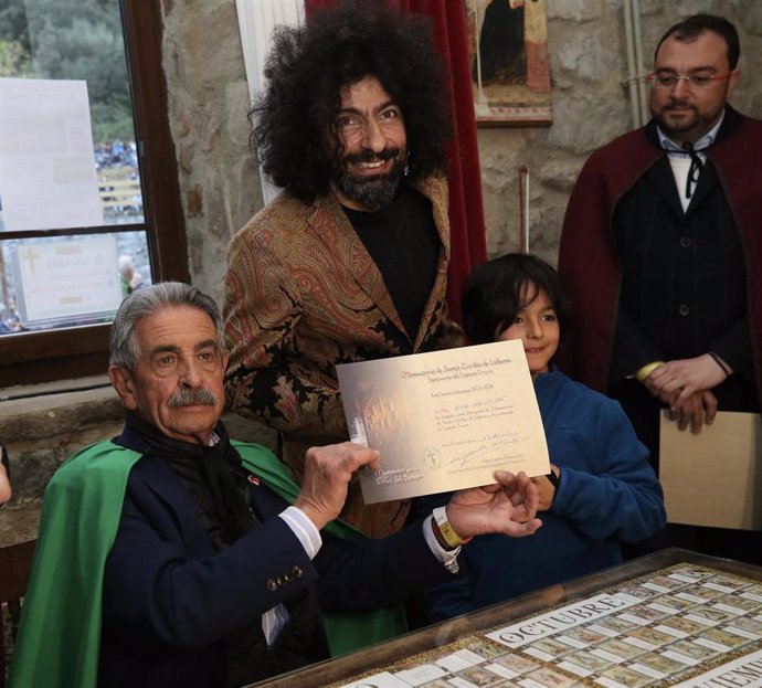 El presidente de Cantabria, Miguel Ángel Revilla, con el violinista Ara Malikian, protagonista del espectáculo que abrió la programación del Año Jubilar Lebaniego 2023-2024