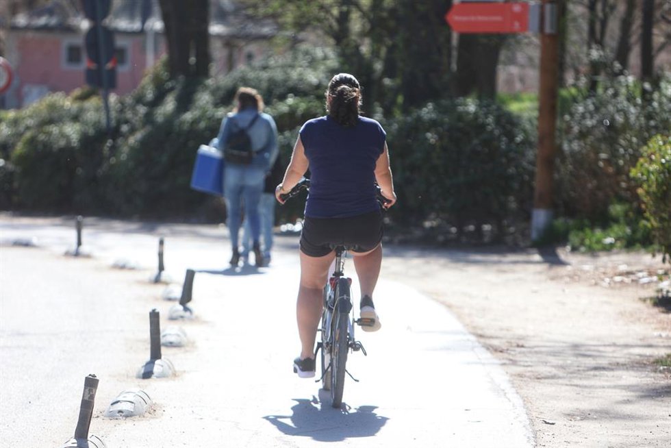 Una mujer montando en bicicleta en la Casa de Campo, a 19 de marzo de 2023, en Madrid (España). 