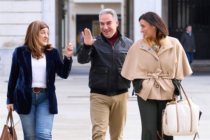 Archivo - (I-D) La presidenta autonómica del PP, María José Sáenz de Buruaga, el coordinador general del PP y director de campaña del 28M, Elías Bendodo, y la alcaldesa de Santander, Gema Igual,  en Santander.