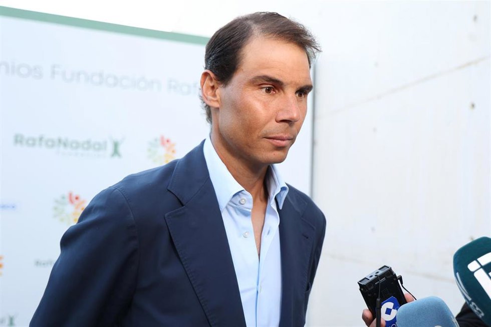 El tenista Rafa Nadal atiende a los medios en el photocall de los Primeros Premios Fundación Rafa Nadal, en Es Baluard Museu dArt Contemporani de Palma, a 27 de marzo de 2023