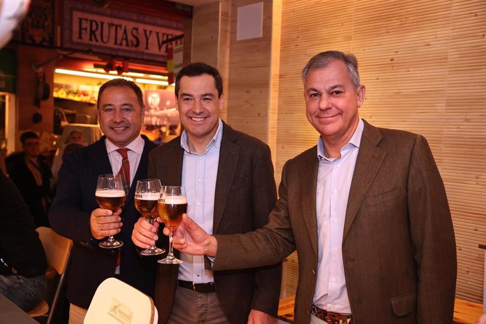 Archivo - El presidente de la Junta Juanma Moreno, (2d)  el candidato a la Alcaldía de Sevilla, José Luis Sanz, (d) y el presidente del PP de Sevilla, Ricardo Sánchez, (i), en una visita al mercado de Triana.