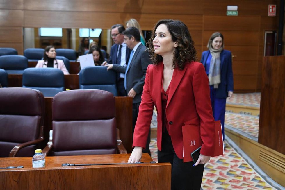Archivo - La portavoz de Unidas Podemos en la Asamblea de Madrid, Alejandra Jacinto, saca una mochila de Glovo durante un pleno en la Asamblea de Madrid, a 9 de febrero de 2023, en Madrid (España). Unidas Podemos registro con Más Madrid la petición de c