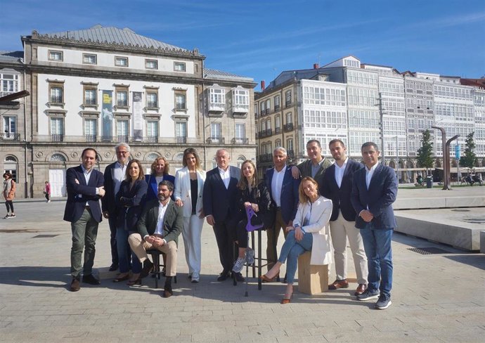 El candidato del PP a la alcaldía de A Coruña, Miguel Lorenzo, junto a otros integrantes de la candidatura