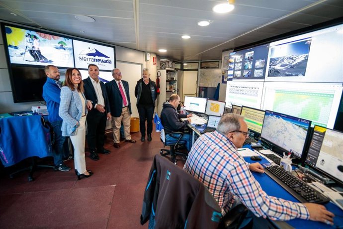 La Consejera De Fomento, Articulación Del Territorio Y Vivienda, Rocío Díaz, En Sierra Nevada.