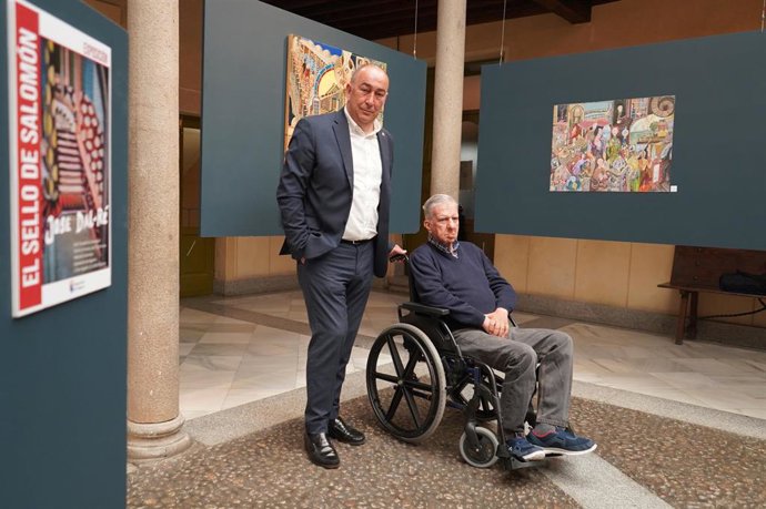 El presidente de la Diputación, Miguel Ángel de Vicente, acompaña al artista José Dal-Ré ante las obras expuestas