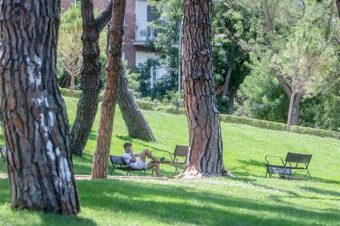 Archivo - Un joven sentado en un banco, a 12 de julio de 2022, en Madrid (España). La segunda ola de calor del verano podría alcanzar temperaturas máximas de hasta 47 grados centígrados (C) en algunos puntos de la península. En Madrid, está previsto qu