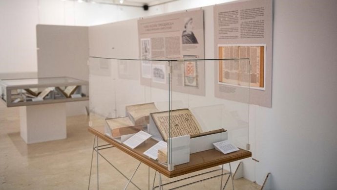 Exposición 'CÓDEX, del manuscrito medieval al libro impreso en La Rioja', que permanecerá abierta en la Biblioteca de La Rioja Almudena Grandes hasta el próximo 30 de junio