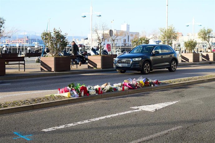 Archivo - Flores depositadas en la calle Castelar, de doble sentido, donde se produjo un atropello mortal a un motorista de 19 años, a 8 de febrero de 2023, en Santander, Cantabria (España). 
