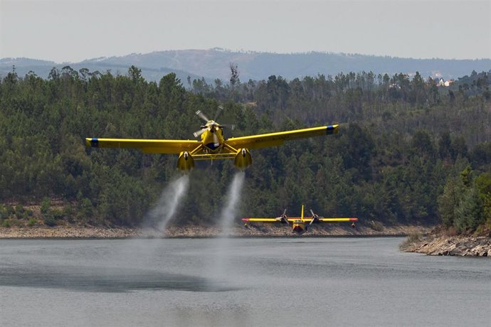 Archivo - Un hidroavión carga agua para extinguir un incendio cerca de Oleiros