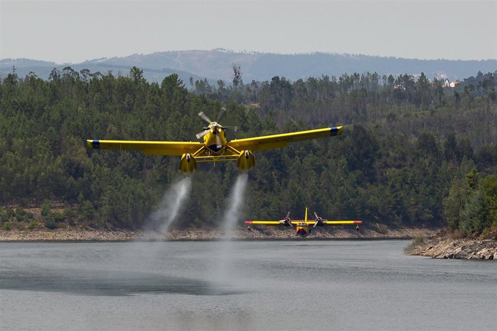 Archivo - Un hidroavión carga agua para extinguir un incendio cerca de Oleiros