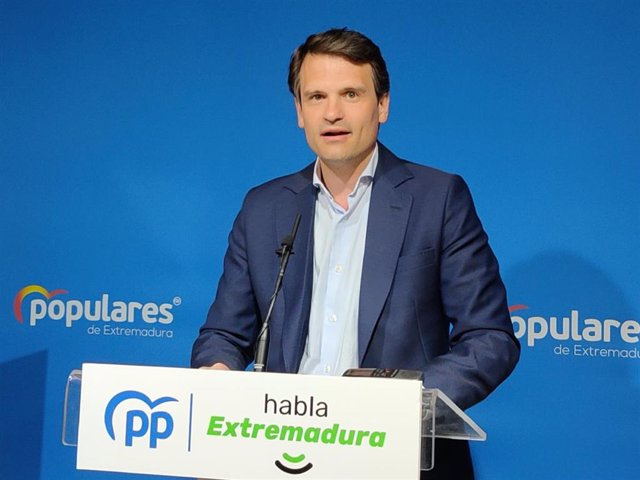 El secretario general del PP de Extremadura, Abel Bautista, en una rueda de prensa en Mérida este lunes.