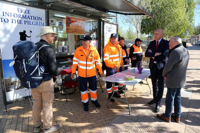 El alcalde de León, José Antonio Diez, conversa con un peregrino en el punto de información de Puente Castro, gestionado por voluntarios de Protección Civil
