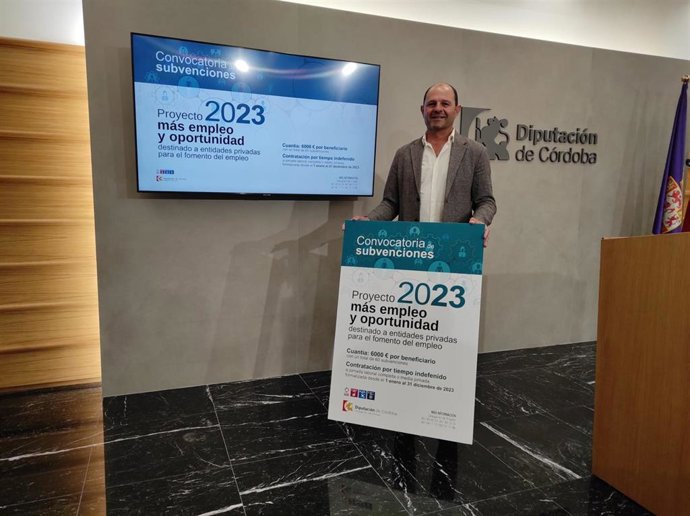 El delegado de Empleo de la Diputación de Córdoba, Miguel Ruz, presenta la convocatoria 'Más Empleo y Oportunidad'.