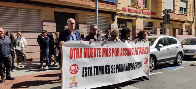 Concentración de UGT ante el último fallecido en accidente laboral en La Rioja
