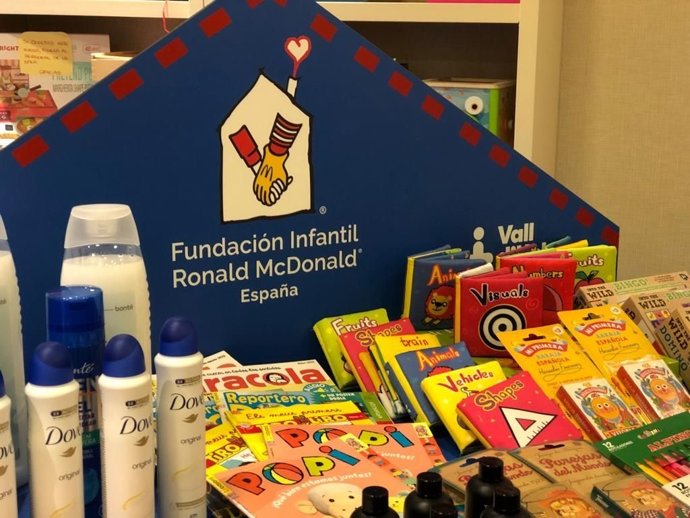 Ejemplo de productos que se repartirán en el carrito de la Fundación Ronald McDonald en el Hospital Vall d'Hebron