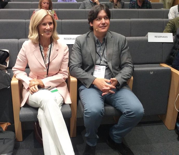 La presidenta de la Fundación Cotec para la innovación, Cristina Garmendia,  y el consejero de Ciencia, Innovación y Universidad del Principado de Asturias, Borja Sánchez, antes de la inaguración del Foro de Innovación de Cotec, en Gijón