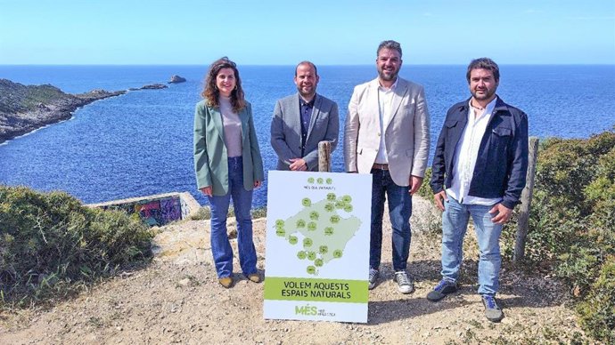 Visita del conseller de Medi Ambient i Territori, Miquel Mir, los candidatos de MÉS a las elecciones baleares, Lluís Apesteguia y Maria Ramon, y el concejal de MÉS per Calvi, Rafel Sedano, a la batería de Rafeubetx.