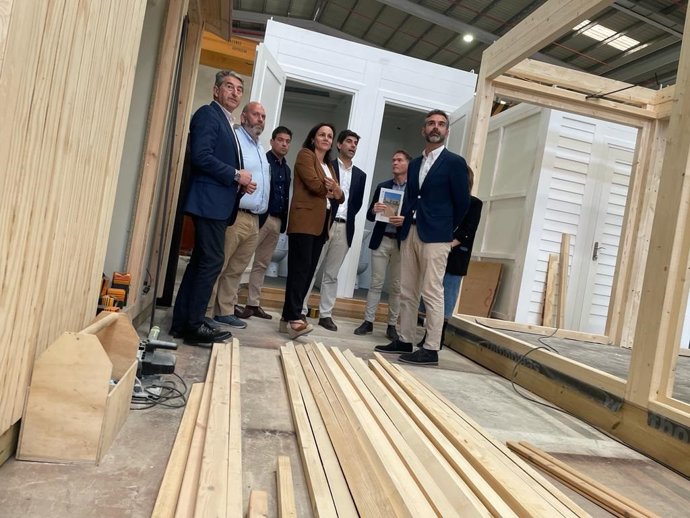 El consejero Fernández-Pacheco visita una empresa de economía circular en Coín.