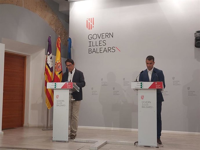 El portavoz del Govern y conseller de Modelo Económico, Turismo y Trabajo, Iago Negueruela, y el conseller de Fondos Europeos, Universidad y Cultura, Miquel Company, en rueda de prensa