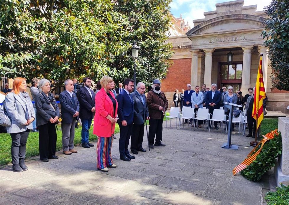 El presidente de la Generalitat, Pere Aragons; la vicepresidenta del Parlament, Alba Vergés, y representantes de la Associació pro Memria als Immolats en el acto de homenaje a las víctimas del franquismo en el Parlament