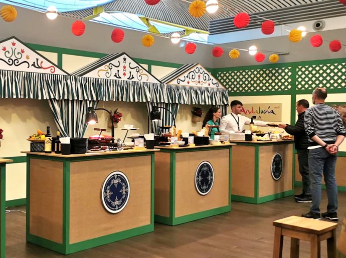 Andalucía difunde su oferta en la estación de Atocha y el aeropuerto de Barajas.