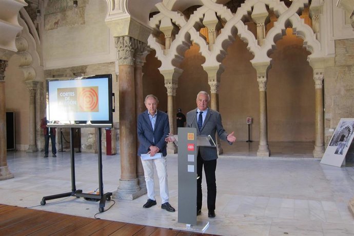 El Jefe del Servicio Gestor de la Aljafería, Fernando Sanmartín, y el presidente de las Cortes de Aragón, Javier Sada, presentan la jornada de puertas abiertas, en el Patio de Santa Isabel de la Aljafería.