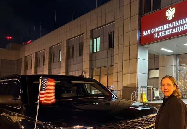 Archivo - La nueva embajadora estadounidense en Rusia, Lynne Tracy, frente a la Embajada de EEUU en Moscú