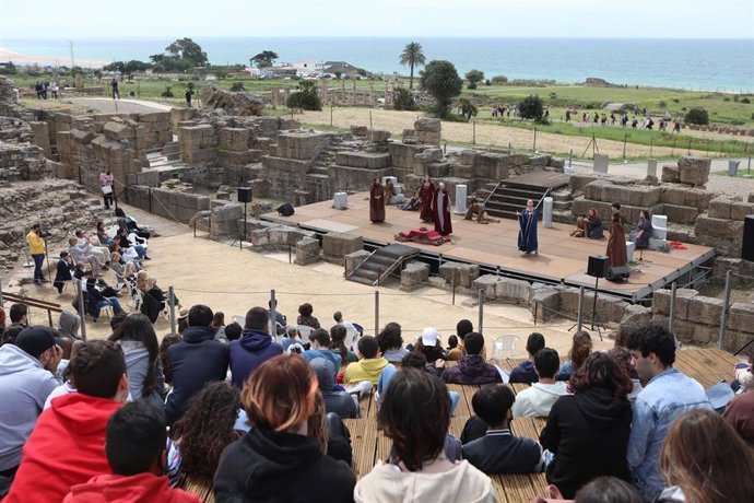 Archivo - Detalle de la actuación durante el XV Festival de Teatro Grecolatino que se celebra en el Conjunto Arqueológico de Baelo Claudia en Tarifa, a 26 de abril de 2022 en Cádiz (Andalucía, España)