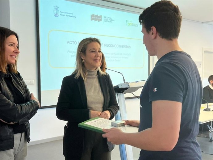 La alcaldesa de Alcalá de Guadaíra, Ana Isabel Jiménez, ha reafirmado su compromiso con los sectores productivos de la ciudad, especialmente con pymes y autónomos.