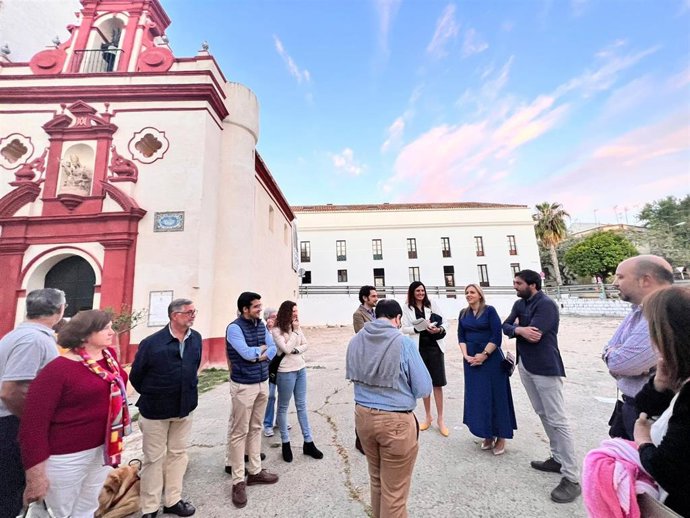 La candidata de Vox a la Alcaldía de Sevilla, Cristina Peláez, se ha reunido con vecinos y representantes de la Hermandad de Los Humeros.