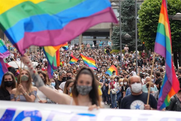 Archivo - Varios cientos de personas participan en una manifestación en repulsa a una agresión homófoba 