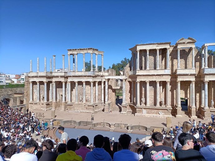 Asisitentes del Festival Grecolatino de Mérida este lunes en el Teatro Romano de Mérida