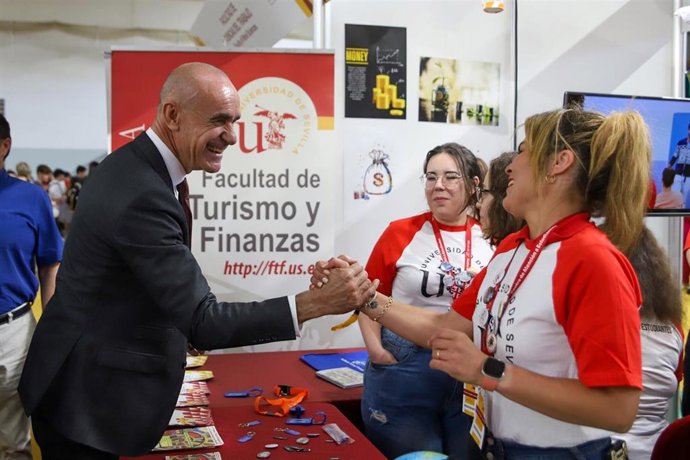 El alcalde de Sevilla, Antonio Muñoz, en la inauguración del Salón del Estudiante de la Universidad de Sevilla.