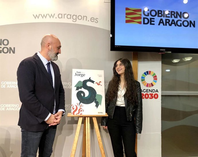 Víctor Lucea, director general de Cultura de Aragón, junto a la ganadora del cartel de San Jorge 2023, Saray Ureña