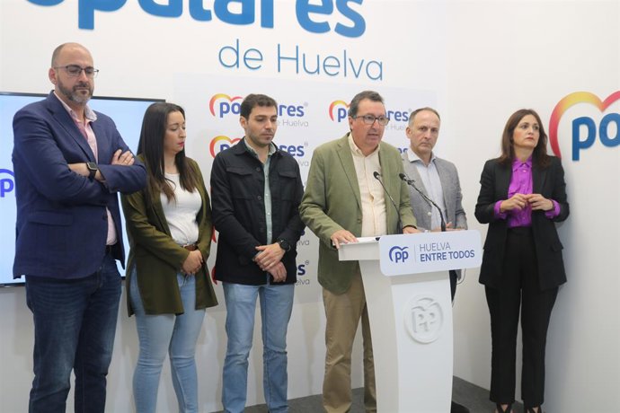El presidente del PP de Huelva junto a representantes populares de los municipios a los que afecta la PDL sobre la regulación de regadíos en la Corona Norte de Doñana.