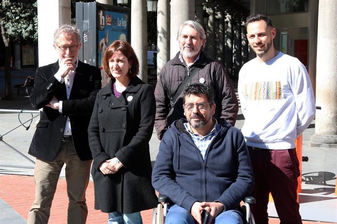 Candidatos de VTLP en la plaza de Fuente Dorada, donde han hablado de su propuesta para los caminos escolares seguros.