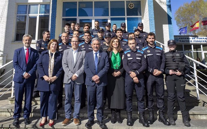 El presidente de Cantabria, Miguel Ángel Revilla y la consejera de Presidencia, Interior, Justicia y Acción Exterior, Paula Fernández, asisten a la apertura del Curso Básico Policía Local