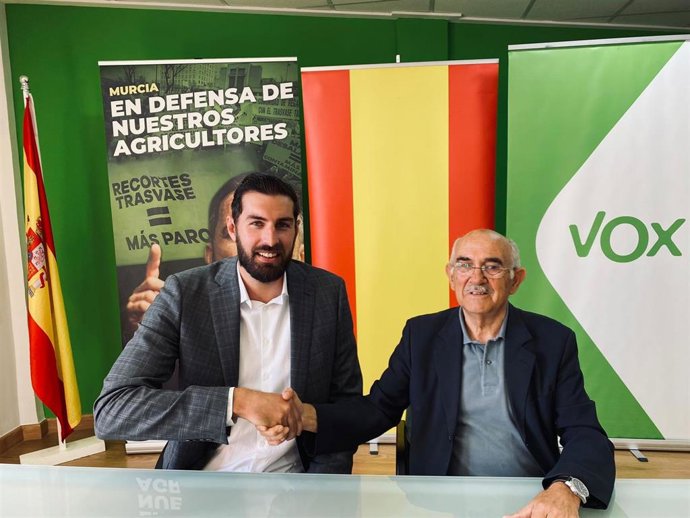 El presidente de Vox Murcia, José Angél Antelo, y el expresidente de la Comunidad por el PP y actual número 3 a la Asamblea Regional por Vox, Alberto Garre